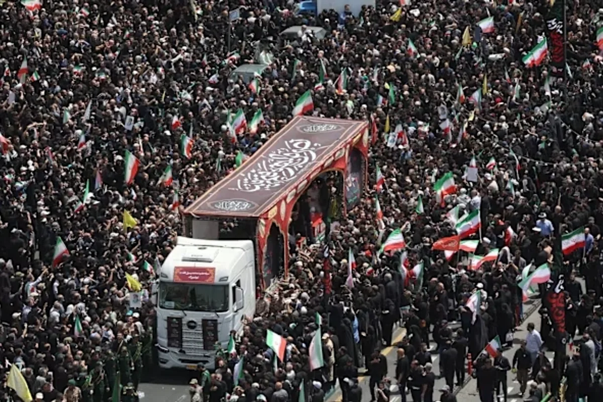 އާޔަތުﷲ ޚާމަނާއީ ޝަހީދުކޮށްލުމުގެ ހިތާމައިގައި އެތައް ހާސް ބަޔަކު އިސްފަހާނަށް ޖަމާވެއްޖެ