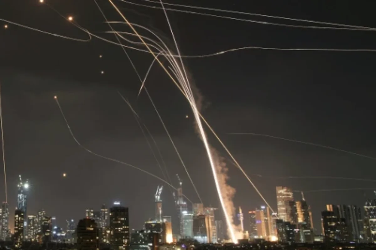 އީރާނުން އިޒްރޭލަށް ކްލަސްޓަރ ބޮން ބޭނުންކޮށްގެން ވަރުގަދަ ހަމަލާތަކެއް ދީފި