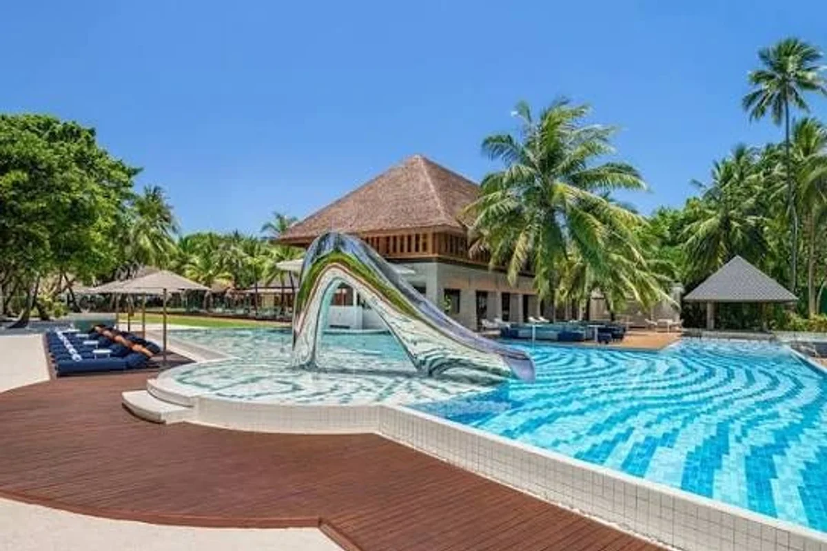 ރިސޯޓެއްގެ ޕޫލަކަށް ވެއްޓި ގެނބިގެން ދެ އަހަރުގެ ކުއްޖަކު ނިޔާވެއްޖެ