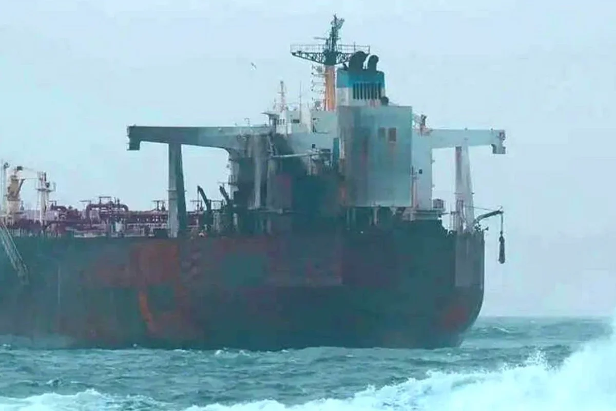 ކަޅު ކަނޑުގައި ދަތުރު ކުރަމުންދިޔަ ތުރުކީގެ ތެޔޮ ޓޭންކަރަކަށް ހަމަލާ ދީފި