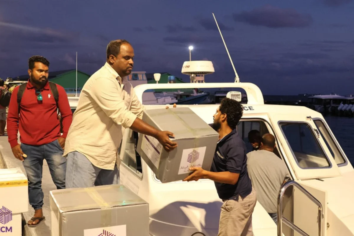 އިންތިހާބުގެ ވޯޓު ފޮށިތައް ރަށްރަށަށް ފޮނުވަން ފަށައިފި