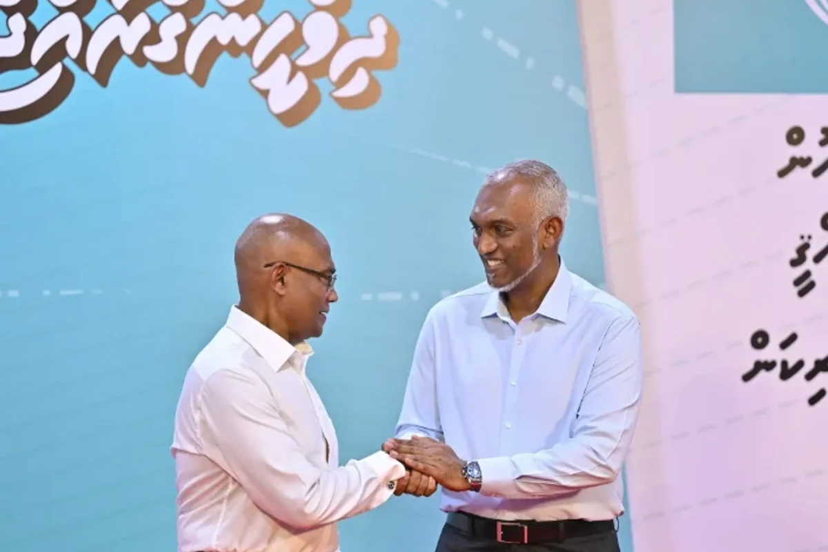 ރައްޔިތުންގެ ފައިސާގައި ފްލައިޓްތައް ޗާޓަރުކޮށް، މުލިއާގެއިން ރިޝްވަތު ބަހަނީ!