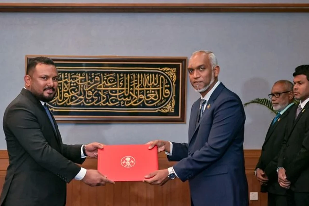 ޑިފެންސްގެ ސްޓޭޓަކަށް ހުރި މުއާޒު، ޕީއެންސީގެ އެސްޖީކަމުން އިސްތިއުފާ ދީފި