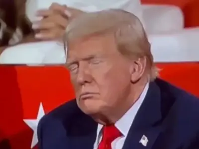 "ސުލްހައިގެ މަޖިލީހުގައި" ޓްރަމްޕަށް ނިދިޖެހިއްޖެ