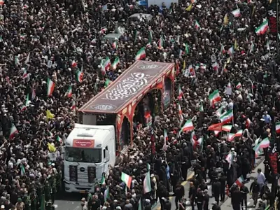 އާޔަތުﷲ ޚާމަނާއީ ޝަހީދުކޮށްލުމުގެ ހިތާމައިގައި އެތައް ހާސް ބަޔަކު އިސްފަހާނަށް ޖަމާވެއްޖެ