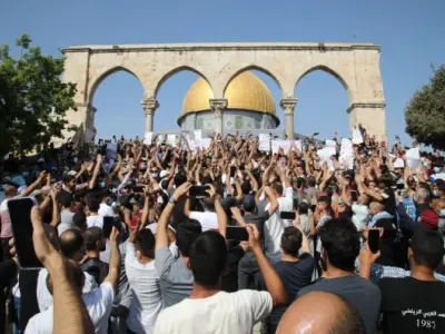 އަލްއަޤްޞާގެ ހިމާޔަތުގައި އަންހެނުންގެ އުދާސްތައް: ފާތިޙު މިސްކިތް ކައިރީގައި އަސަރުގަދަ އިޙުތިޖާޖެއް!