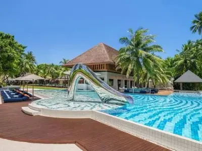 ރިސޯޓެއްގެ ޕޫލަކަށް ވެއްޓި ގެނބިގެން ދެ އަހަރުގެ ކުއްޖަކު ނިޔާވެއްޖެ