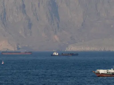 ހުޅުވިފައިވާ ހޮރްމުޒް، އިންޑިއާގެ ބޯޓުތަކަށް ބަންދު. އިންޒާރެއް ނެތި ހަމަލާދޭނެ