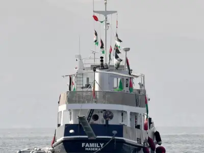ސުމޫދު ފްލީޓަށް ސަހްޔޫނީން ހަމަލާދީފި: އެހީގެ ތަކެތި ކަނޑަށް އުކާލައި ފަޅުވެރިން ހައްޔަރުކޮށްފި