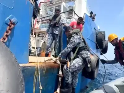 ހާލުގައި ޖެހިފައި އޮތް އިންޑިއާގެ ބޯޓަކަށް އެހީވާން ޕާކިސްތާން ނޭވީގެ "ކަޝްމީރް" މަނަވަރު
