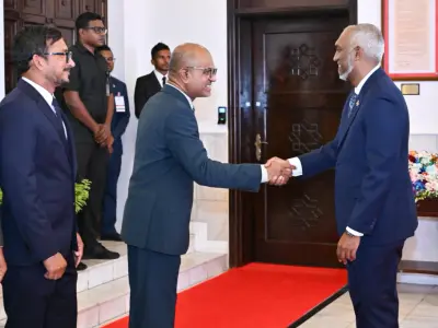 މުއިއްޒު ސިންގަޕޫރަށް ދިޔައީ ވިފާޤްގެ މަރުގެ ތުހުމަތު އޮތް ނާޒިމް އާއި ބައްދަލު ކުރަން ކަމަށް ރައީސް ނަޝީދު ވިދާޅުވެއްޖެ
