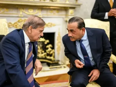 ޕާކިސްތާނުގެ ބޮޑުވަޒީރާއި ސިފައިންގެ ވެރިޔާ ބަންގްލަދޭޝްއަށް ރަސްމީ ދަތުރުފުޅެއް ކުރައްވަނީ
