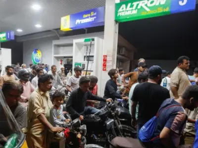 ޕާކިސްތާން ސަރުކާރުން ޕެޓްރޯލް އަދި ޑީސަލް ލީޓަރަކުން 22 ރުފިޔާ އަގުހެޔޮ ކޮށްދީފި